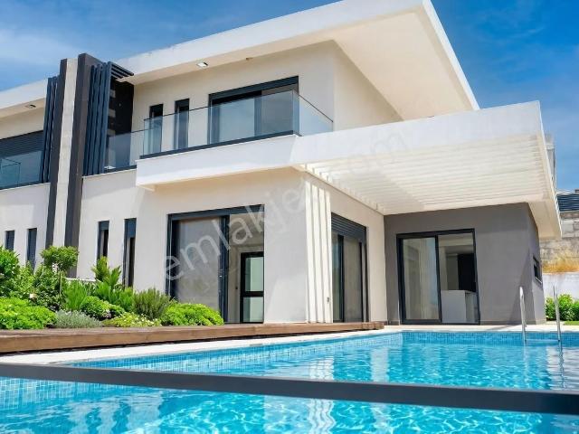 Villakent' Te Müstakil Havuzlu 8+2 Triplex Satılık Villa