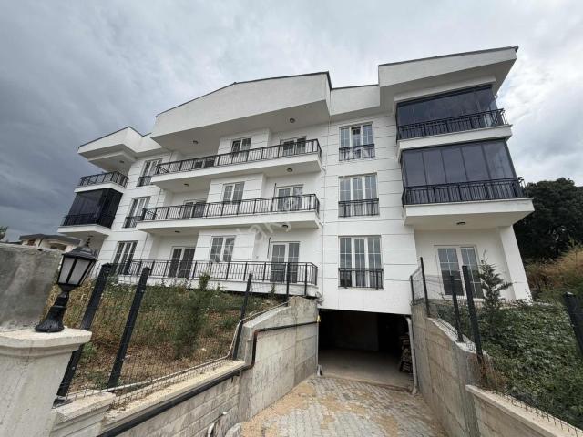 Villaların İçinde 2+1 Satılık Butik Sitede Manzaralı Daire