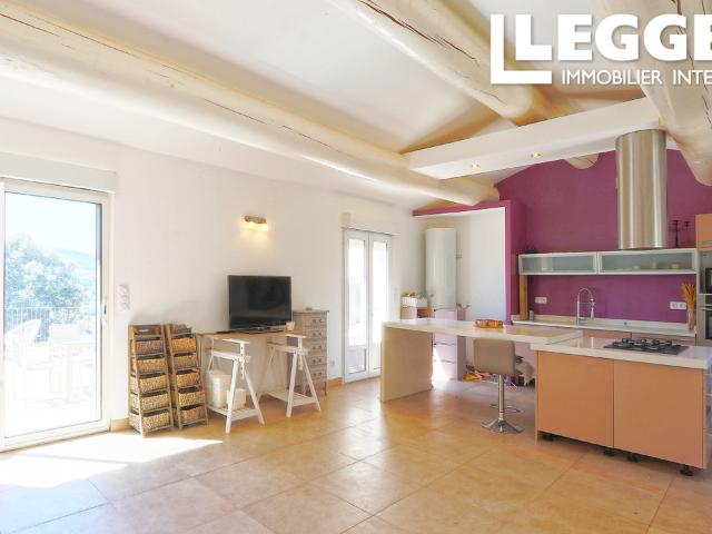 VILLARS, LUBERON Belle propriété récente de plain pied pour activités professionnelles. Bureaux, cuisines.