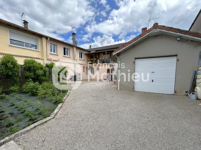 Villars les Dombes Ensemble immobilier qui se compose de deux appartements avec garages, cour et cave