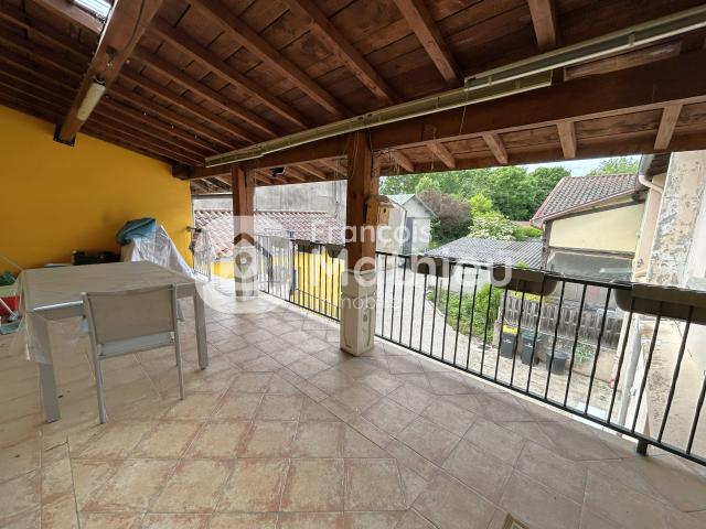 Villars les Dombes Ensemble immobilier qui se compose de deux appartements avec garages, cour et cave