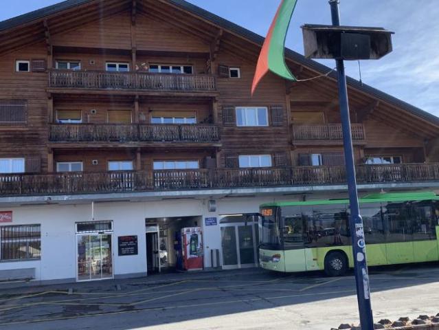 Villars sur Ollon au coeur du Village dans immeuble Poste et Gare TPC