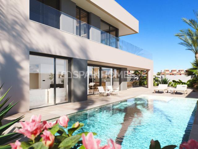 Villas con piscina frente a la playa en La Zenia Alicante