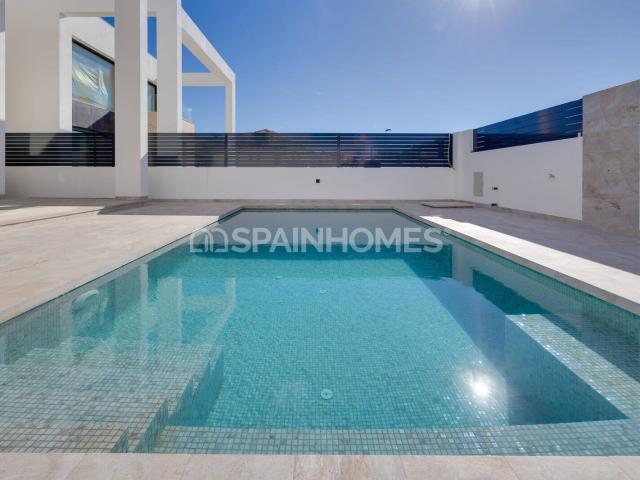 Villas con piscina y terraza privadas en Alicante Torrevieja