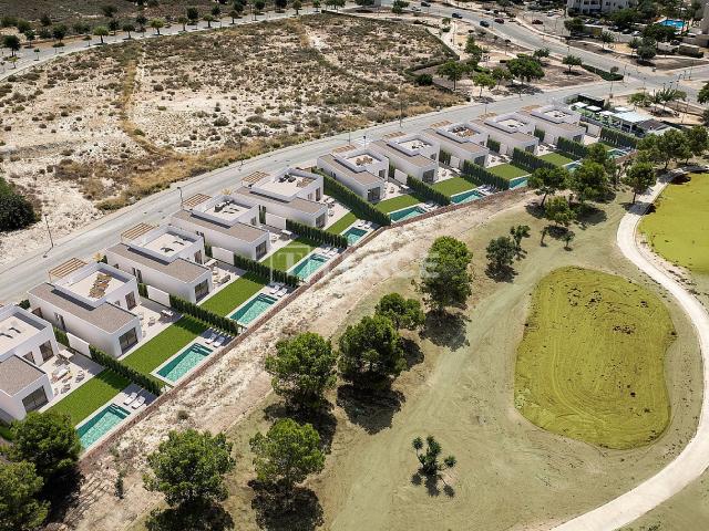 Villas Contemporáneas con Vistas al Golf en Corvera