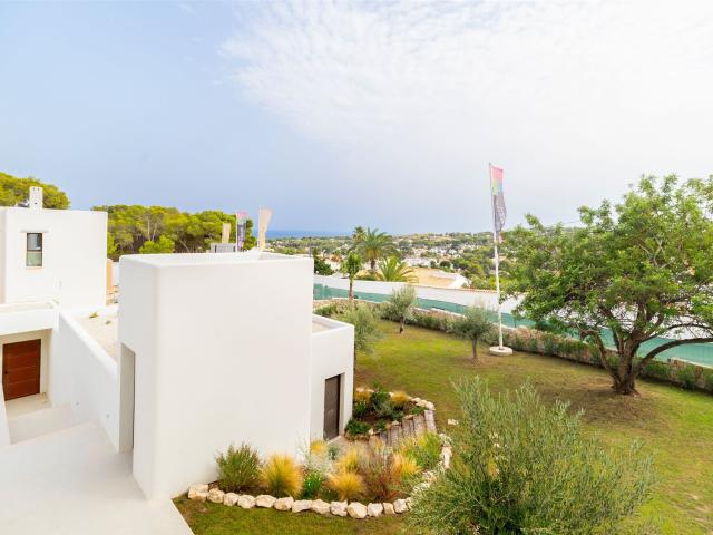 Villas de estilo ibicenco de 3 y 4 dormitorios en venta en u. 330m² Teulada