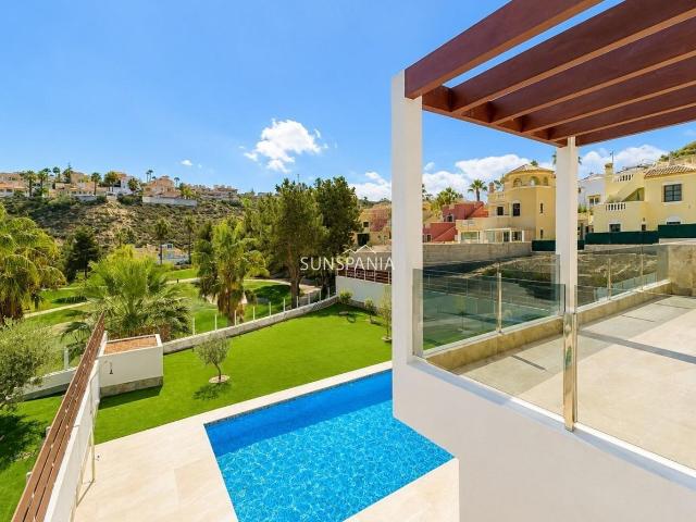 Villas de lujo en primera línea de campo de golf en Ciudad Q. 260m² Rojales