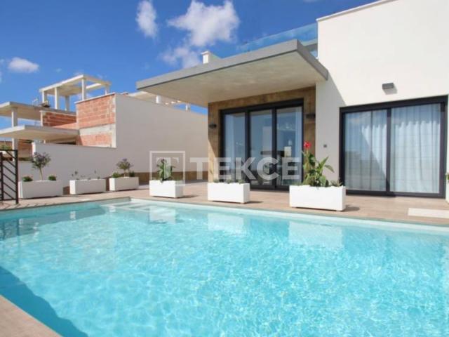 Villas independientes junto a la playa ubicadas en Alicante