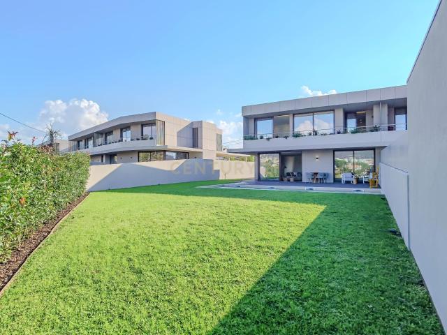 “Villas Jardim” – Moradias T3, 3 Frentes com Piscina em Felgueiras