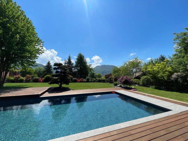Villaz – Maison au volume généreux de 260 m² avec piscine chauffée, dépendance et terrain clos de 1 800 m²