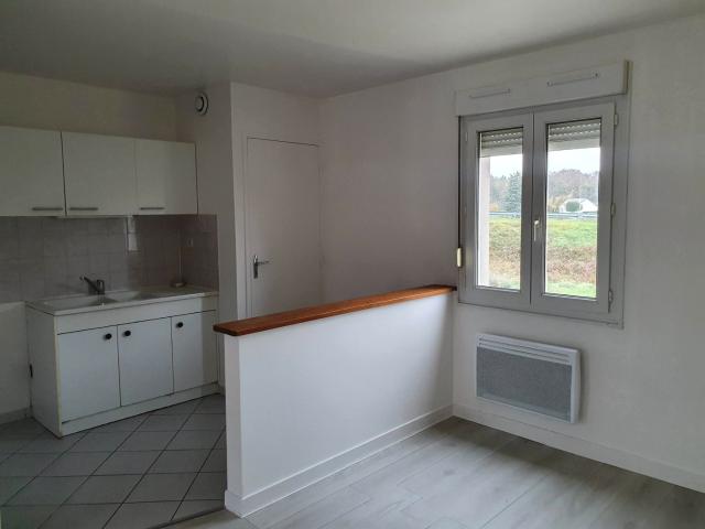 VILLEMANDEUR, T3 de 60 m2 situé au 1er étage comprenant.