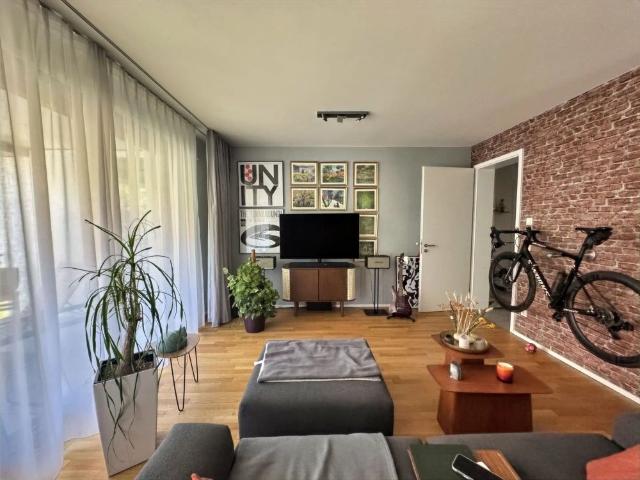 Villenviertel: Moderne 2 Zimmerwohnung mit Balkon & Tiefgarage