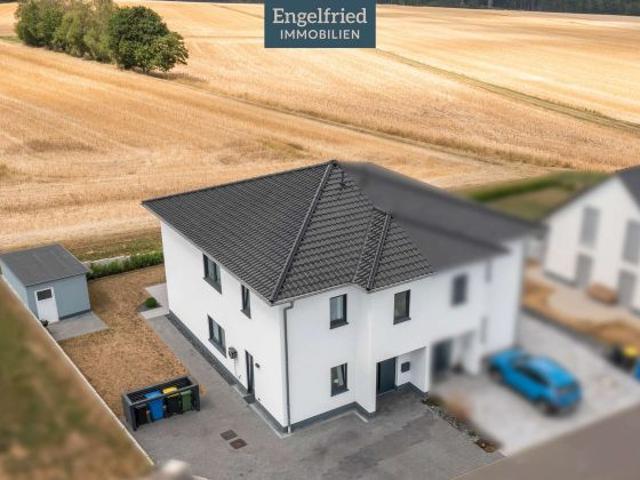 Nahezu neuwertige Stadtvillenhälfte in malerischer Lage am Ortsrand