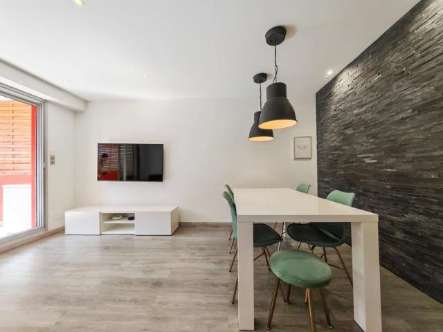 VILLENEUVE LOUBET / 2 PIÈCES TRAVERSANT DE 44 m² EN PARFAIT ÉTAT AVEC TERRASSE, GARAGE ET CAVE