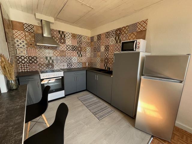 VILLENEUVE SUR LOT, appartement T2 d'environ 52,86 m2 MEUBLE entièrement redécoré avec cuisine équipée neuve. Situé au 2ème étage appartement comprenant: une entrée avec placard, une cuisine équipée, un salon séjour, une chambre et une salle d'eau avec
