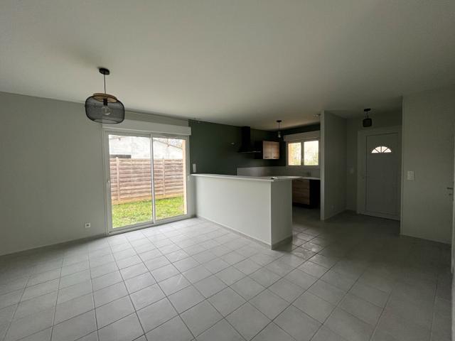 Villeneuve sur Lot, maison de PLAIN PIED de 2013 entièrement refaite de 88 m² sur un jardin de 450 m2. Située en centre ville, dans un quartier calme proche des commodités à pied. La maison comprend un salon séjour avec coin cuisine de 40 m², trois chamb