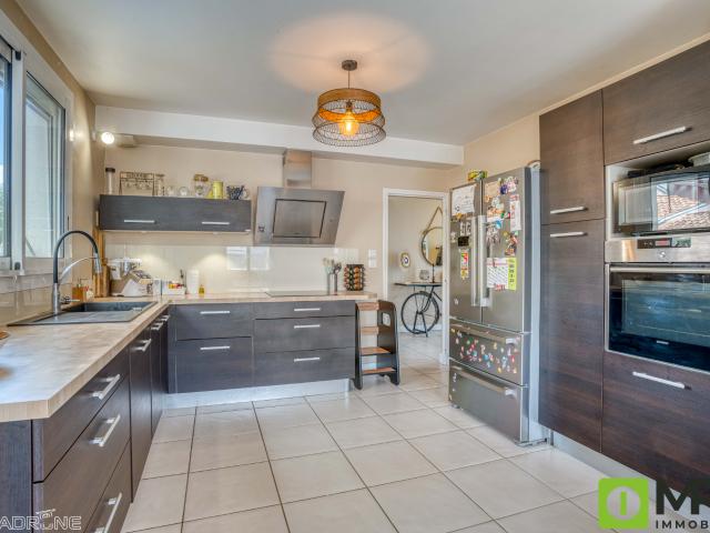 VILLENEUVE SUR LOT, maison 4 chambres et bureau avec garage et jardin proche des écoles et commerces