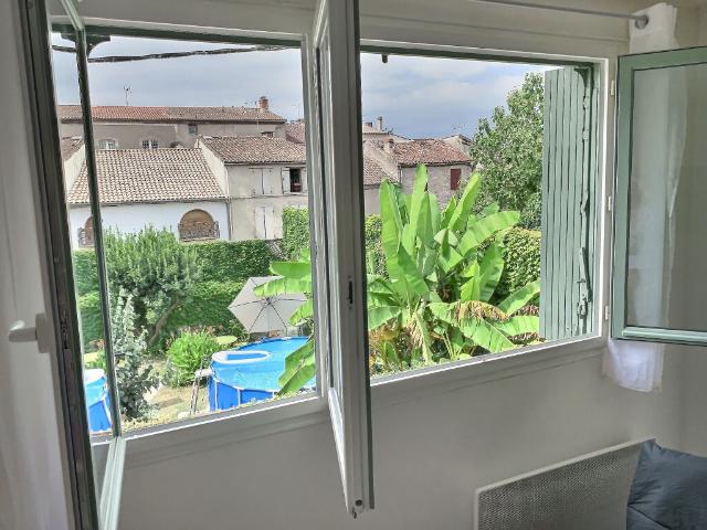 VILLENEUVE SUR LOT, studio MEUBLÉ refait complétement à neuf d'environ 27 m² en centre ville, à deux pas des commodités. Situé au dernier étage d'une petite résidence avec 4 appartements, il est lumineux et offre une vue sur un jardin arboré. Il comprend