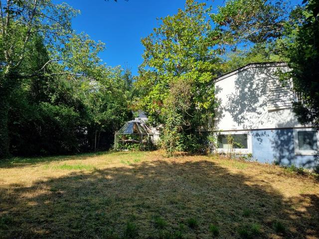 Villenlage trifft Potenzial – Sanierungsobjekt oder Neubeginn auf großem Grundstück im Grünen