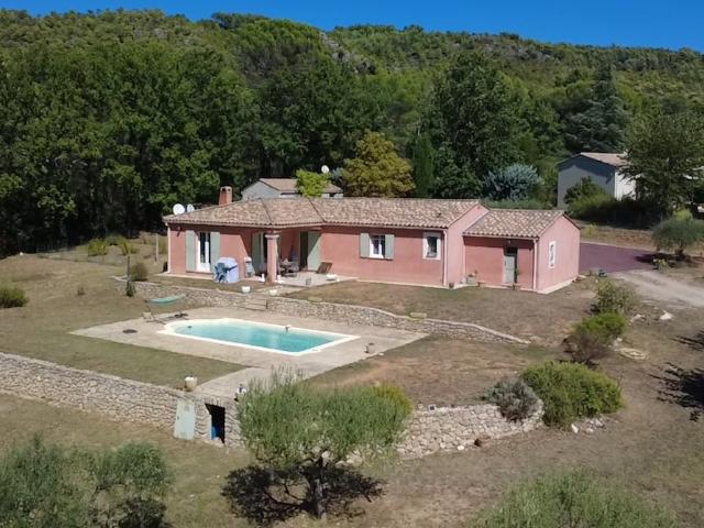 Villecroze maison de plain pied, cabanon, piscine et garage. 152m² Villecroze