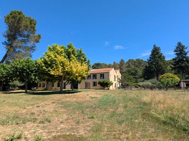 Villecroze, vaste bâtisse de 790 m² avec dépendances, garage. 790m² Villecroze