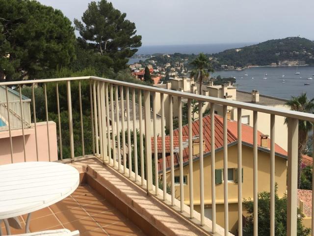 VILLEFRANCHE SUR MER 2 PIÈCES MEUBLÉ DE 44 M² À LOUER RÈSIDENCE AVEC PISCINE TERRASSE VUE MER GARAGE FERMÉ