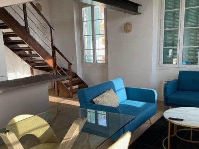 VILLEFRANCHE SUR MER BEAU 3 PIECES MEUBLE DE 52 M² A LOUER CLIMATISATION MEZZANINE PROCHE PLAGE, GARE ET COMMERCES