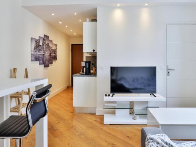 VILLEFRANCHE SUR MER JOLI 2 PIECES MEUBLE DE 28 M² A LOUER A 2 PAS DU PORT PROCHE COMMODITES ET GARE