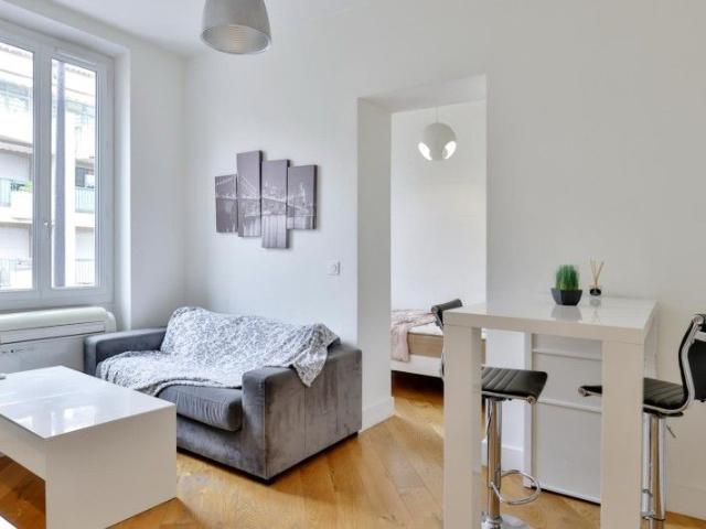 VILLEFRANCHE SUR MER JOLI 2 PIECES MEUBLE DE 28 M² A LOUER A 2 PAS DU PORT PROCHE COMMODITES ET GARE