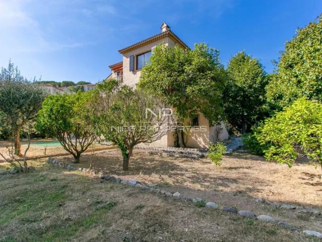 Villefranche sur Mer, secteur Corne d'Or, villa provençale à rénover avec gros potentiel