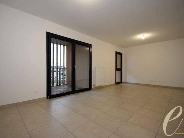 VILLEFRANCHE SUR SAÔNE rue Claude Vignard: Appartement travers