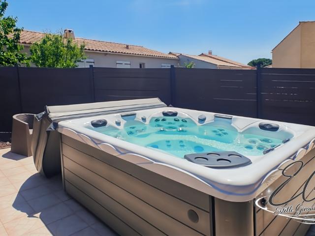 VILLEGLY: Villa de plain pied avec piscine et jacuzzi