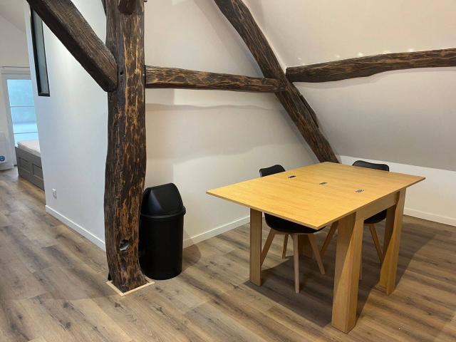 Villejust Grand studio 42m2 climatisé meublé place de parking privative