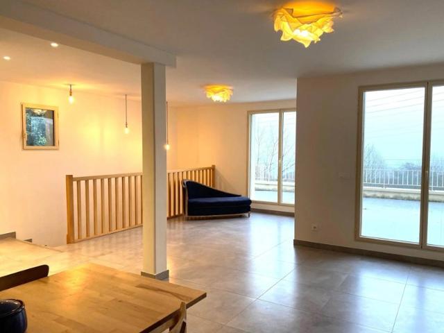VILLENNES SUR SEINE DUPLEX 5 P AVEC TERRASSES ET JARDIN