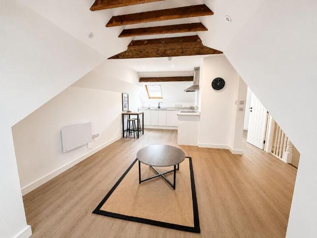 Villett Street, Swindon SN1 1 bed flat to rent £850 pcm £196 pw