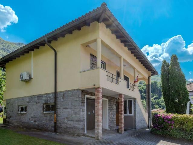 VILLETTA 3.5 LOCALI CON AMPIO GIARDINO A CADENAZZO