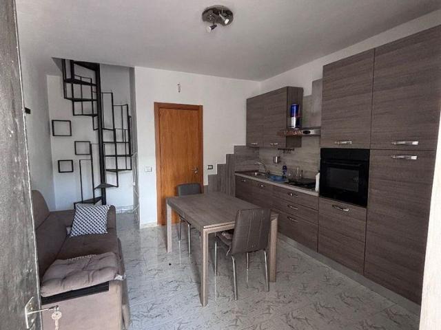 Villetta a schiera arredata con ampio terrazzo