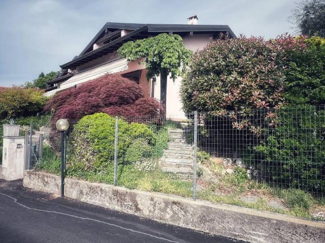 Villetta a schiera in affitto a Laveno Mombello VA