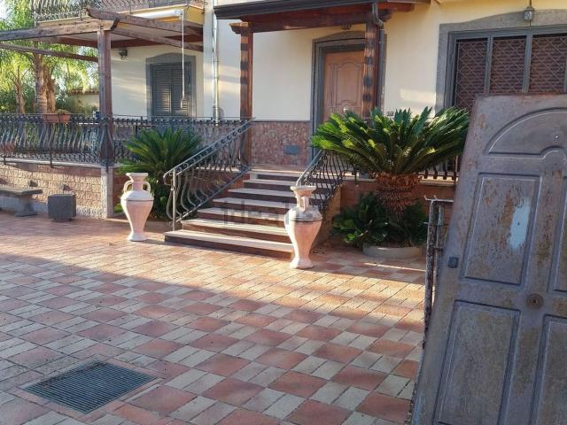 Villetta a schiera in affitto di 150 m² in Via Domitiana, 198