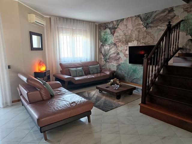 Villetta a schiera in affitto di 163 m²