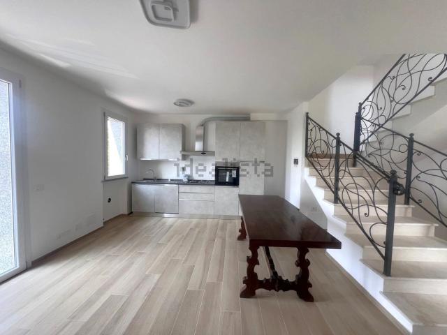 Villetta a schiera in affitto di 180 m² in Via Amola