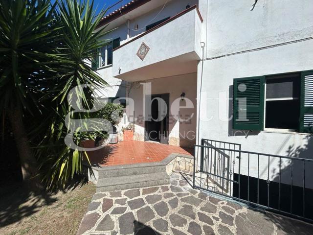 Villetta a schiera in affitto di 186 m² in Via Lago Patria, 220