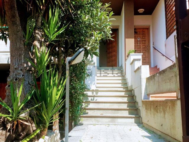 Villetta a schiera in affitto di 230 m² in Via Aldo Moro, 102