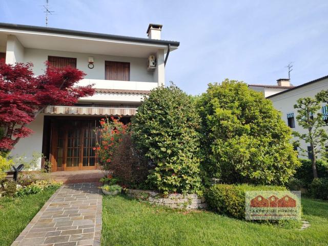 Villetta a schiera in affitto di 230 m² in Via delle Grotte