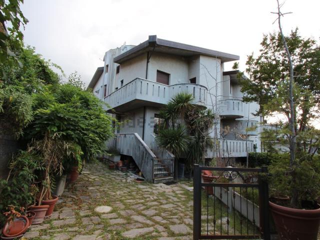 Villetta a schiera in affitto di 240 m² in Via Ancona, 4