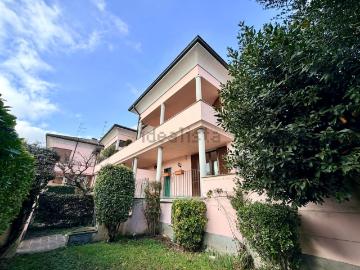 Villetta a schiera in affitto di 270 m² in Via Giacomo Leopardi, 8