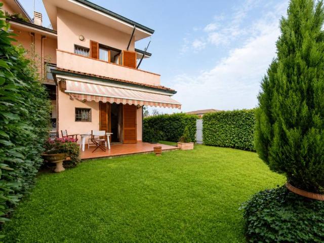 Villetta a schiera in vendita a Montignoso MS