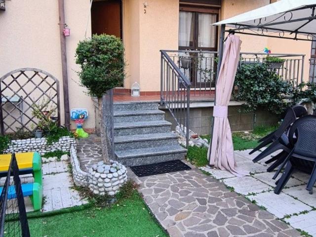 Villetta a schiera in vendita a Locate Varesino CO