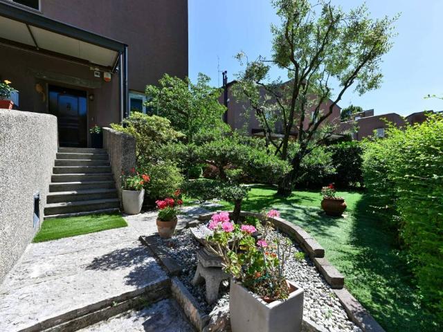 Villa in vendita a Peschiera Borromeo MI