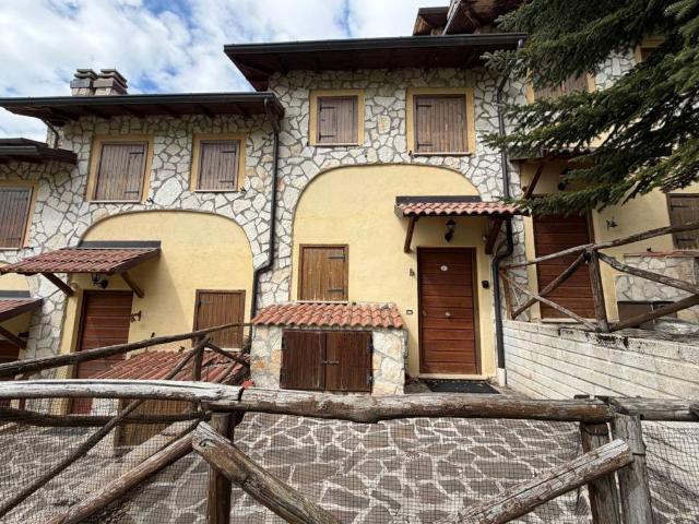 Villetta a schiera in vendita a Rocca di Cambio AQ